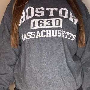Unisex Boston crewneck. Size: M